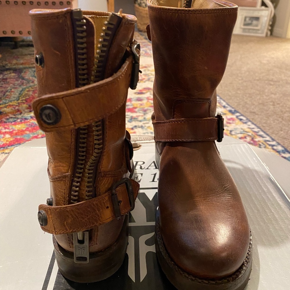 Woman’s Size 6 Veronica Back Zip Short Boot